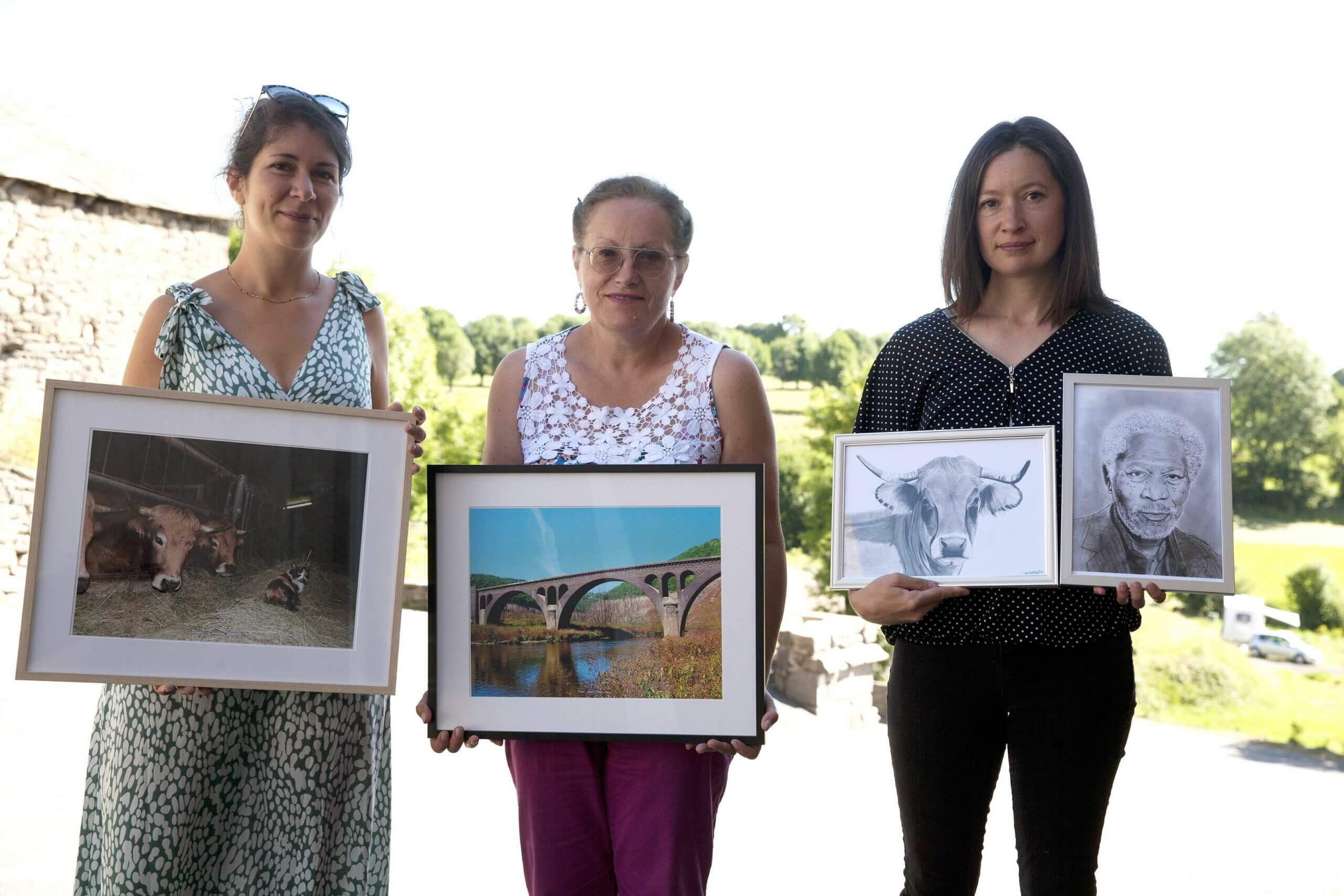 des artistes exposent leur création à Cantoin